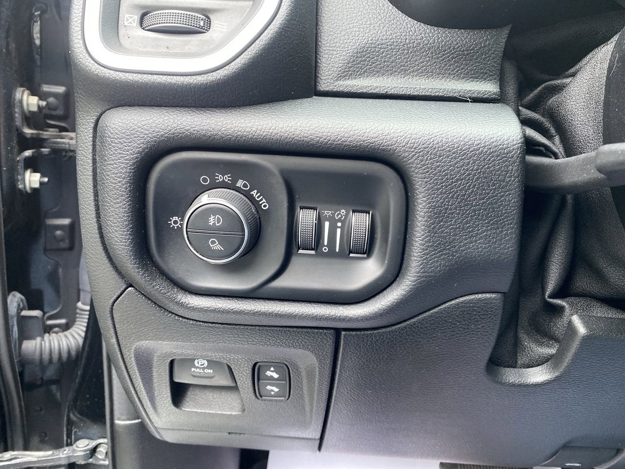 2020 RAM 1500 Laramie Crew Cab 4x4 5'7" Box