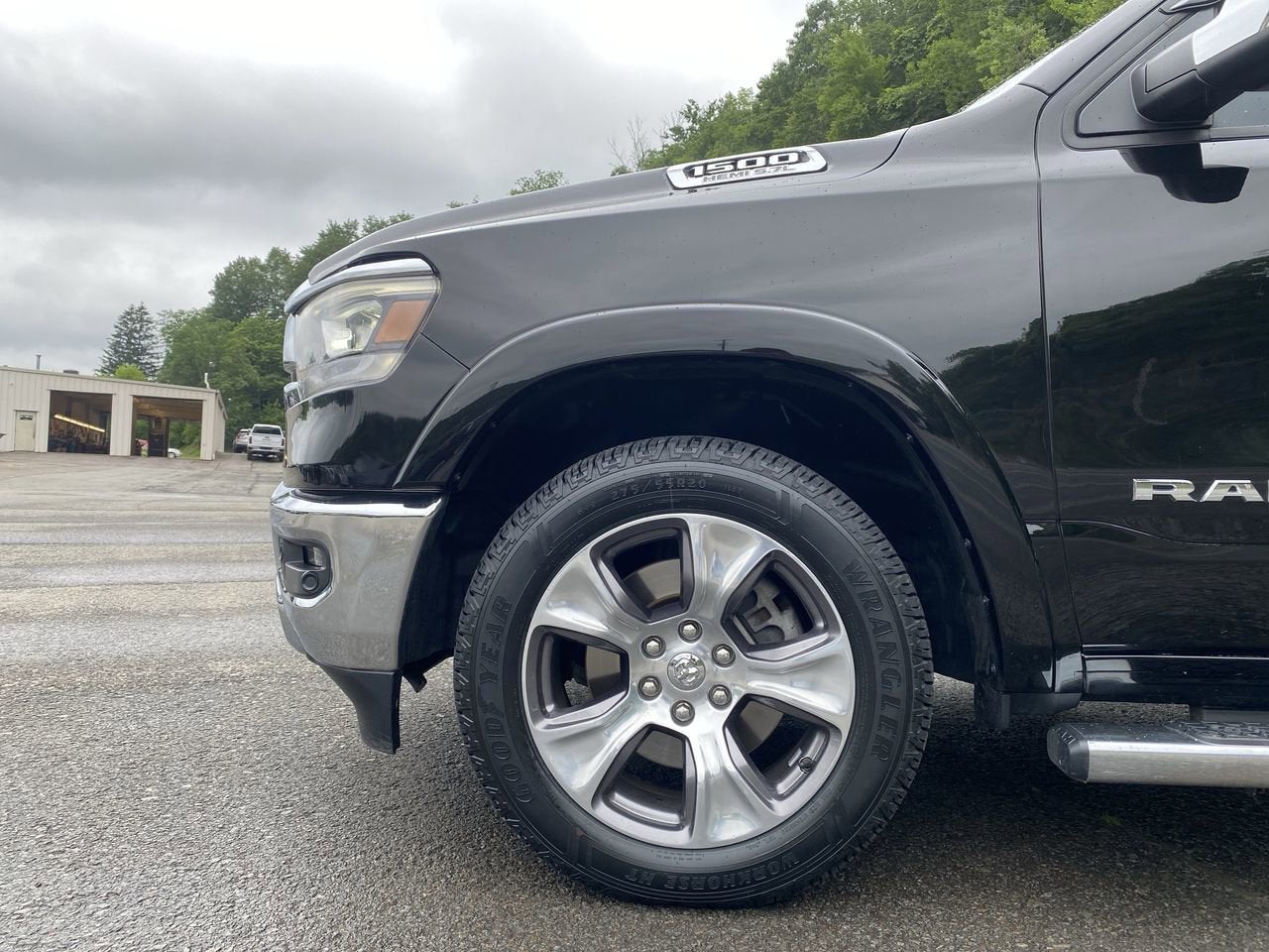 2020 RAM 1500 Laramie Crew Cab 4x4 5'7" Box